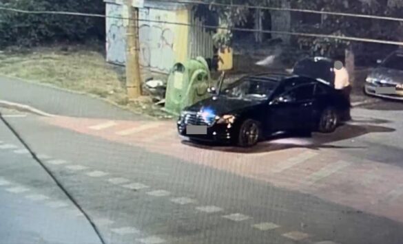 deseuri5 Imagine de pe o cameră de supraveghere: autoturism negru oprit noaptea lângă containerele de reciclare