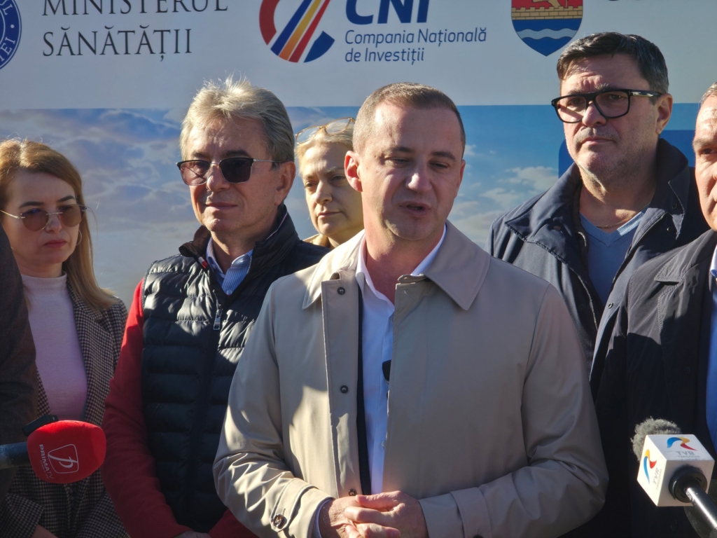 oficiali la microfoane în fața bannerului Ministerului Sănătății și CNI