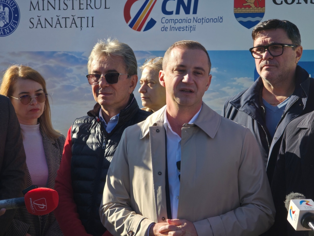 oficiali la microfoane, în fața unui banner cu Ministerul Sănătății și CNI