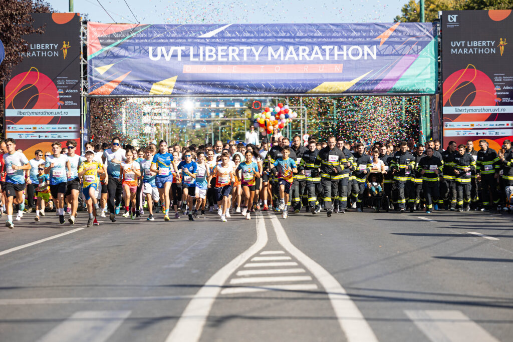 start UVT Liberty Marathon, mulțime de alergători sub arcul de start cu confeti