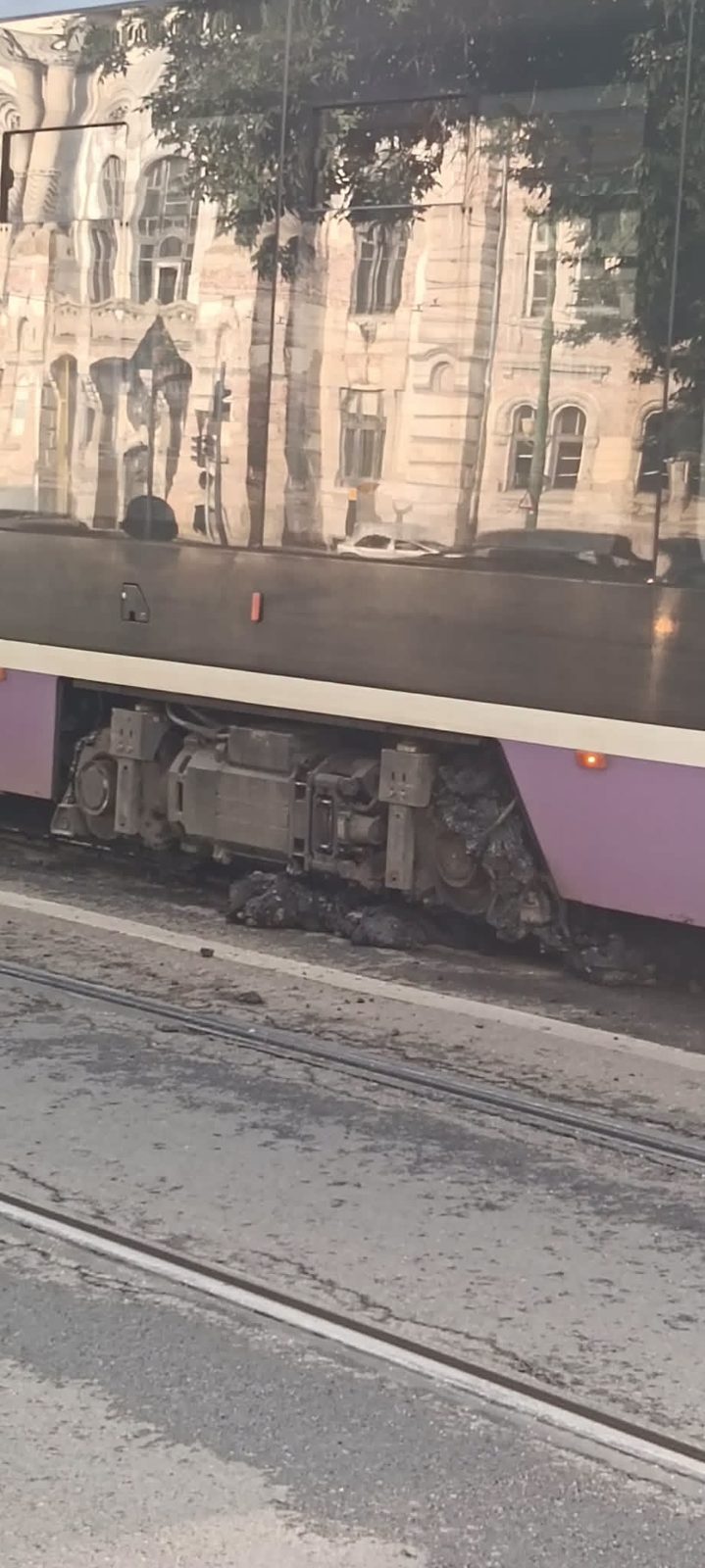 Tramvai TPT cu boghiul acoperit de mastic, în Timișoara