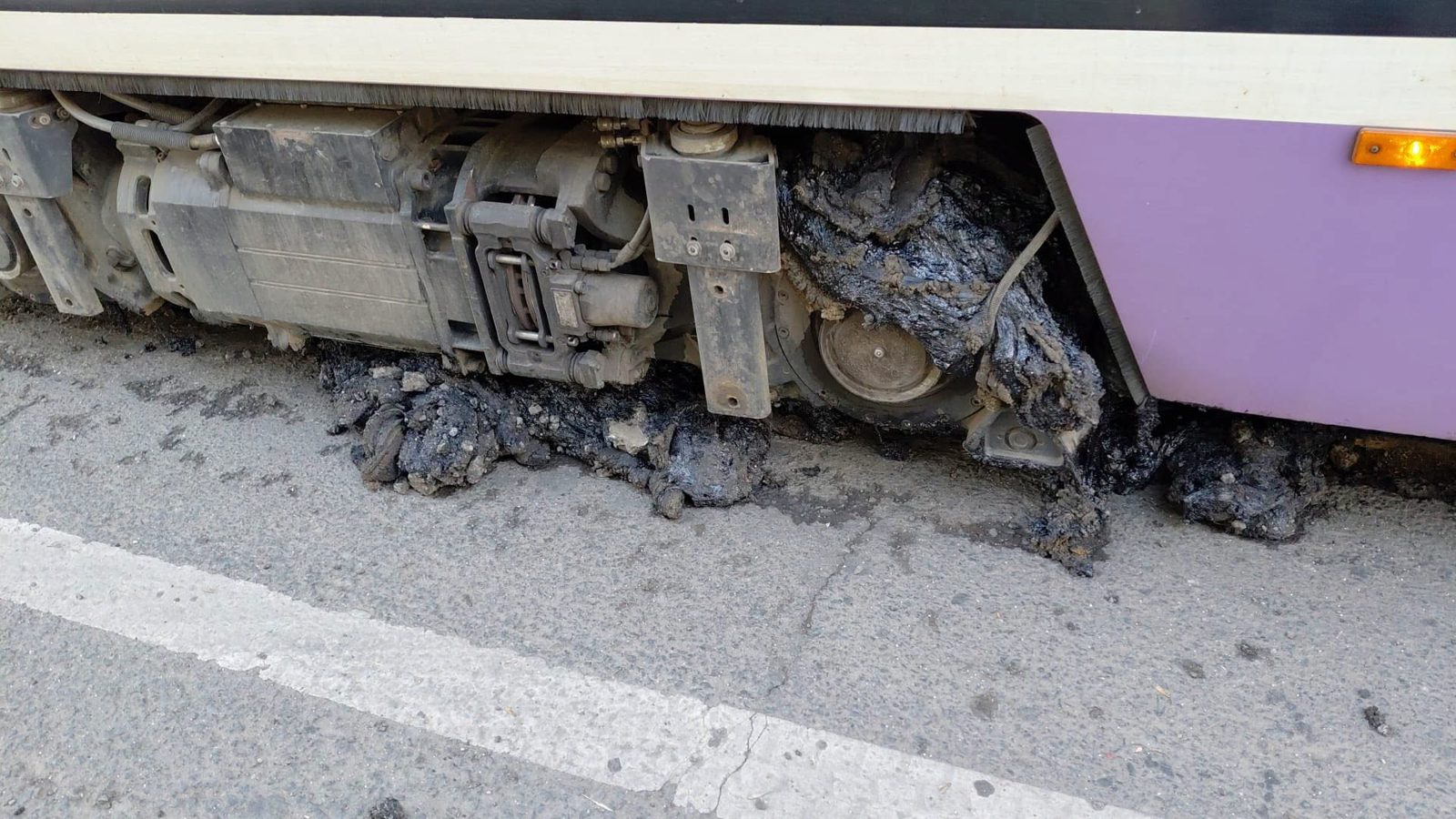 Tramvaiele afectate de mastic: boghiu și frâne acoperite de mastic la un tramvai TPT din Timișoara
