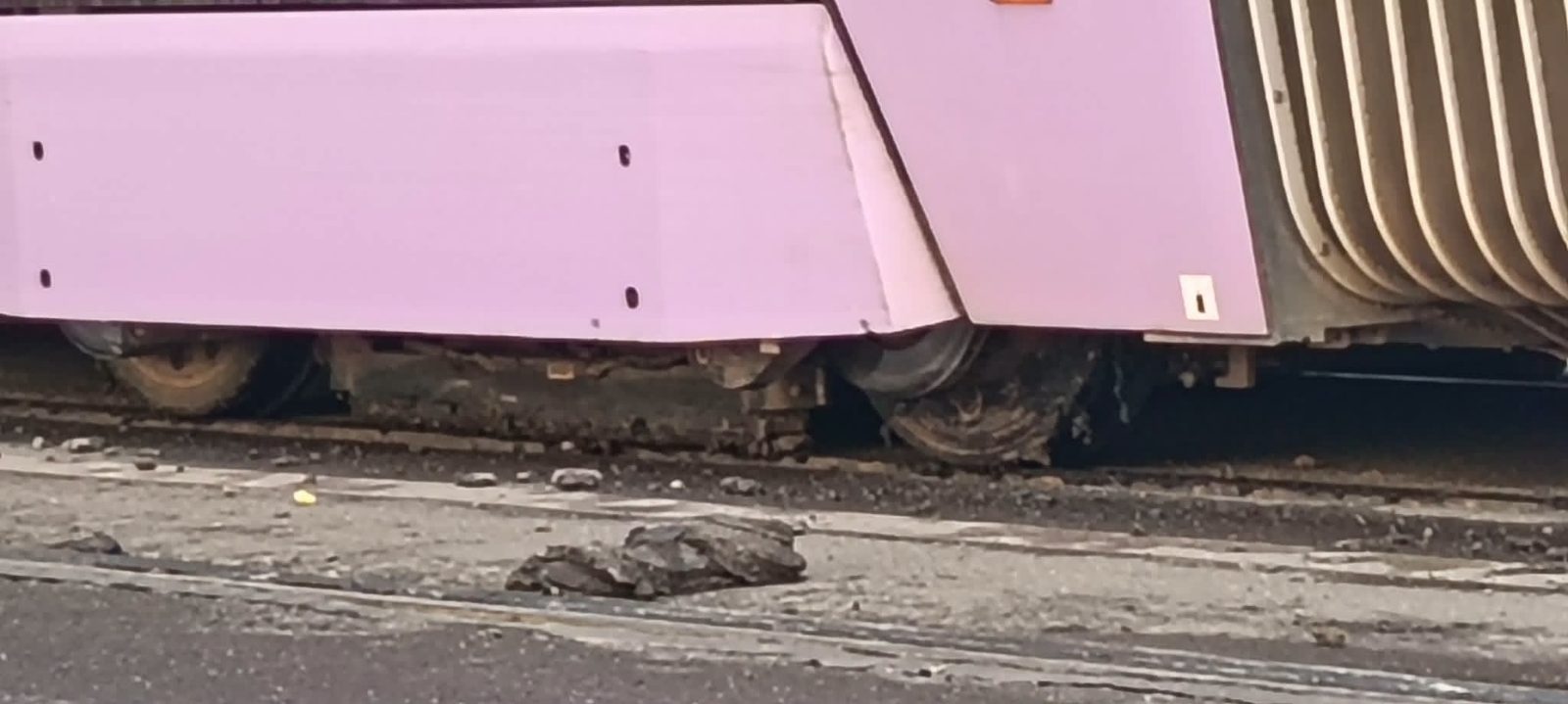 Tramvaiele afectate de mastic: roți și boghiu pline de mastic la un tramvai TPT