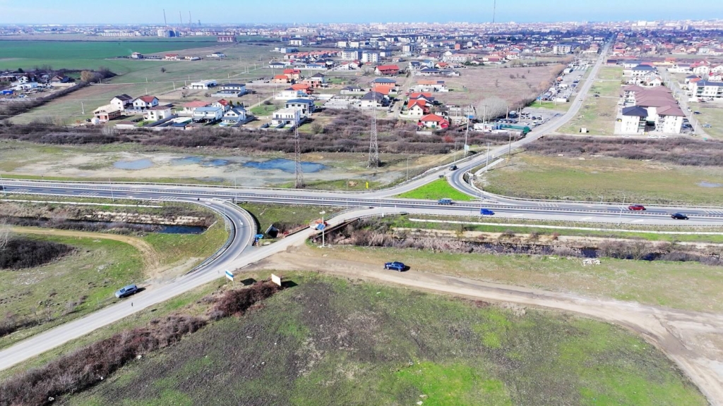 vedere aeriană cu zona pasajului subteran de la Urseni, drum și case la orizont, în articolul despre pasajul subteran de la Urseni
